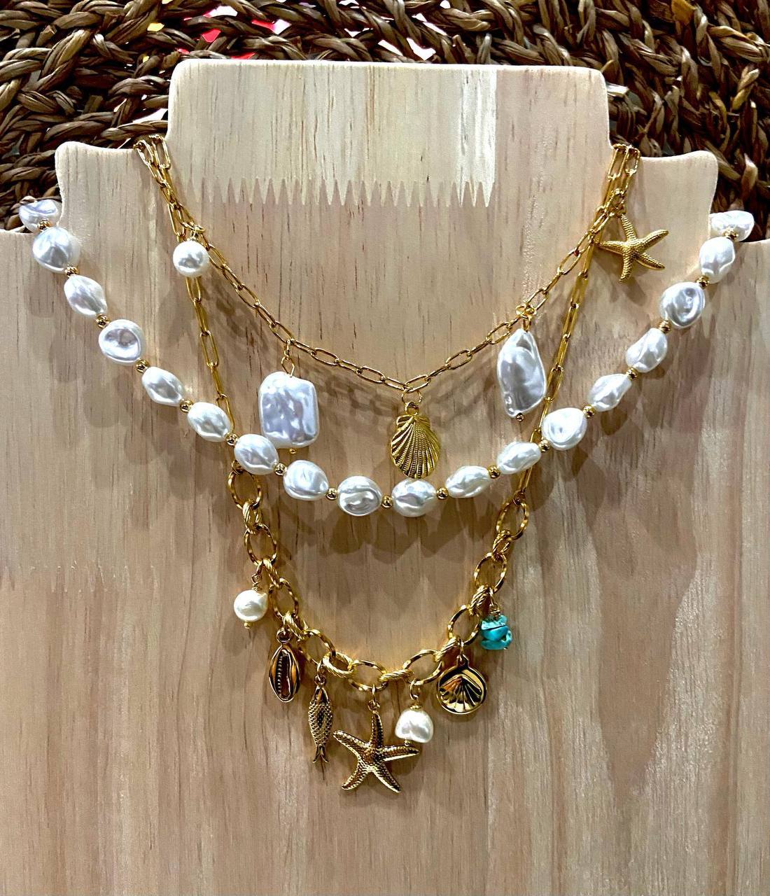 Collar de perlas y conchas