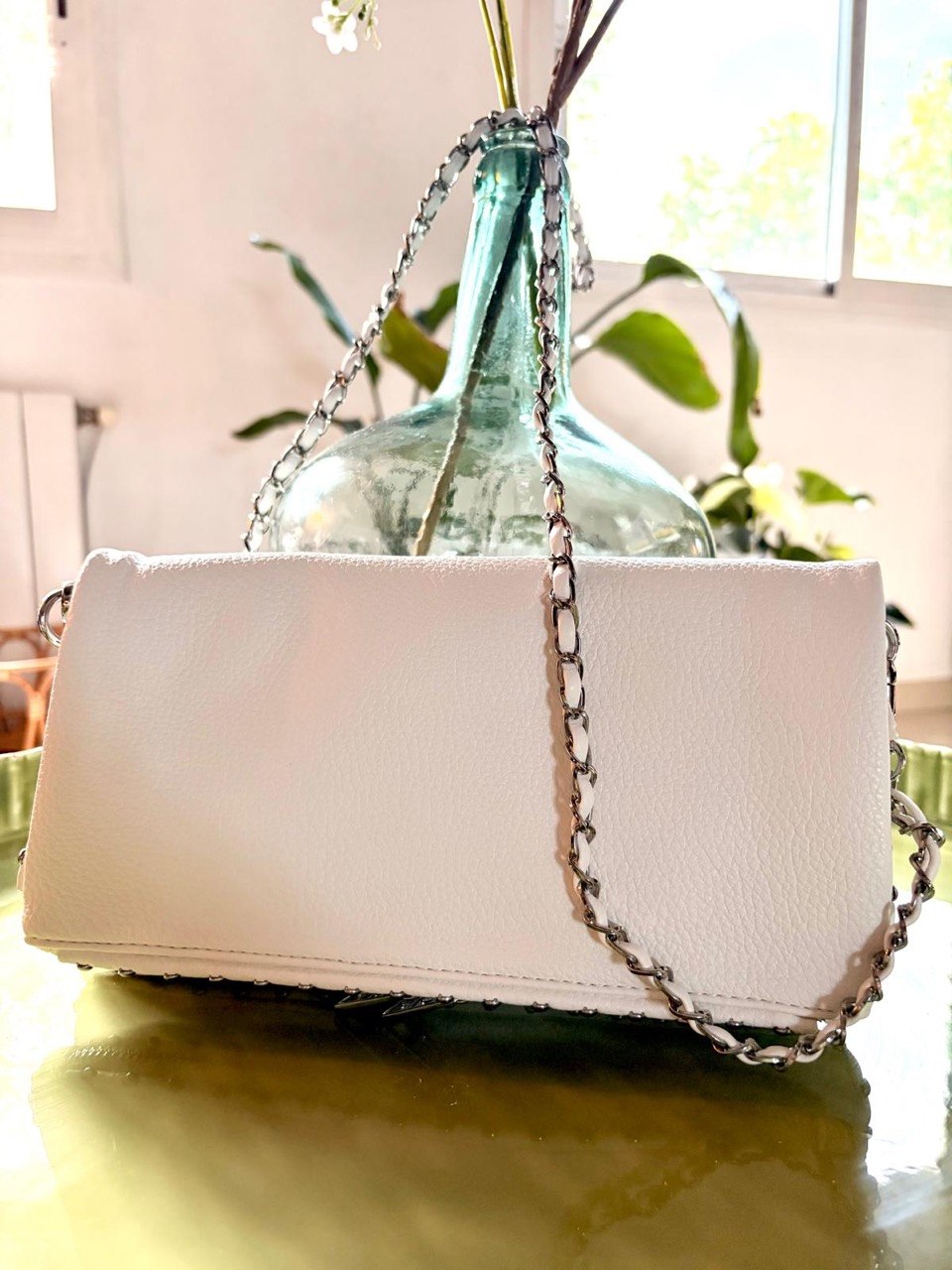 Bolso blanco con cadena