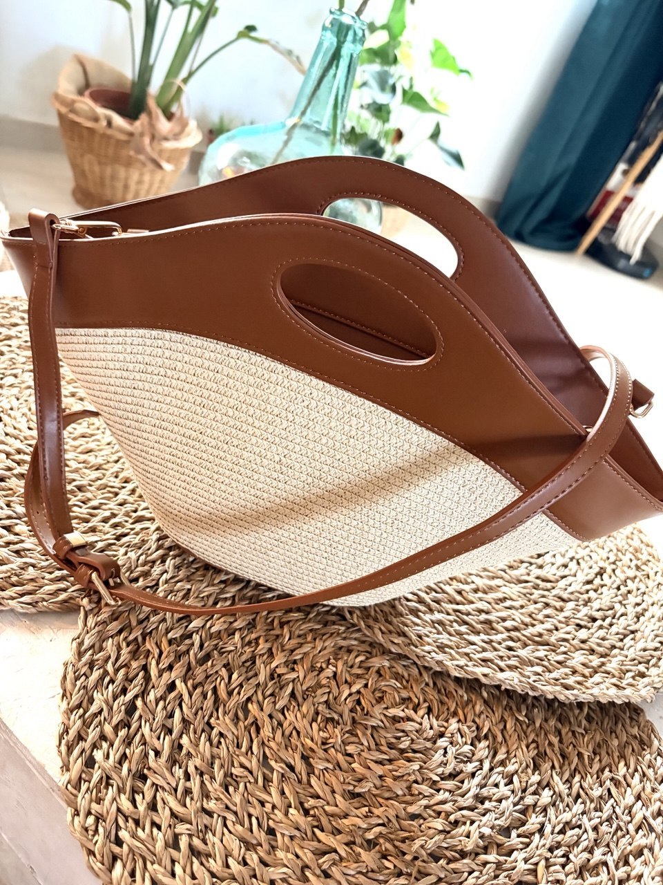 Bolso de rafia con asa de cuero